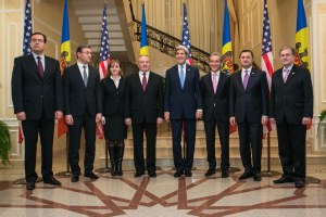 John-Kerry-Chisinau-politicieni-conducerea1